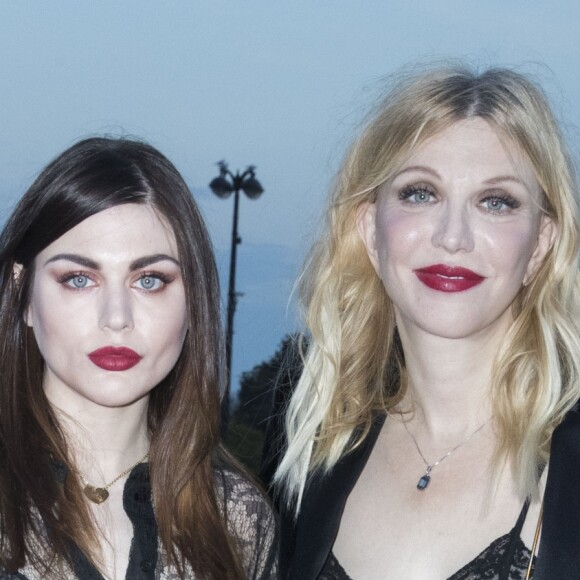 Courtney Love et sa fille Frances Bean Cobain au défilé de mode printemps-été 2018 "Saint Laurent" à la Fontaine du Trocadéro à Paris. Le 26 septembre 2017 © Olivier Borde / Bestimage