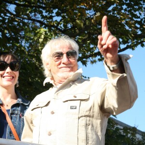 Hugues Aufray et sa compagne Muriel - Cérémonie du Ban des Vendanges du Clos-Montmartre à la Fête des Vendanges 2017 à Paris, le 14 octobre 2017 ©JLPPA/Bestimage