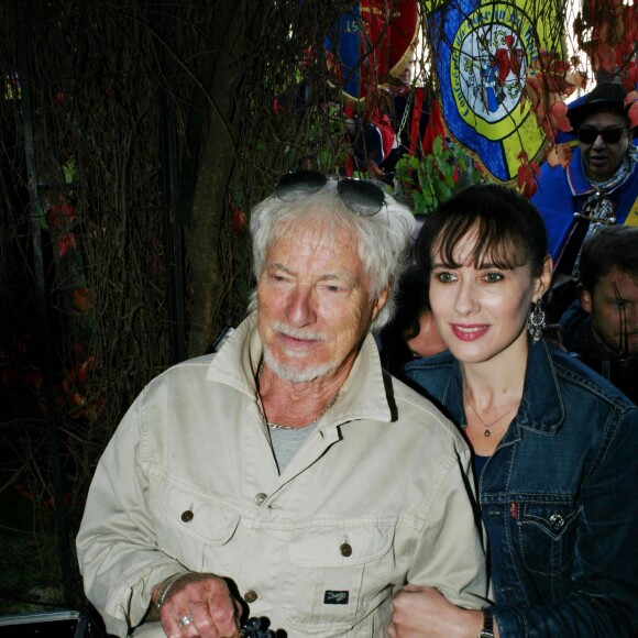 Hugues Aufray et sa compagne Muriel - Cérémonie du Ban des Vendanges du Clos-Montmartre à la Fête des Vendanges 2017 à Paris, le 14 octobre 2017 ©JLPPA/Bestimage