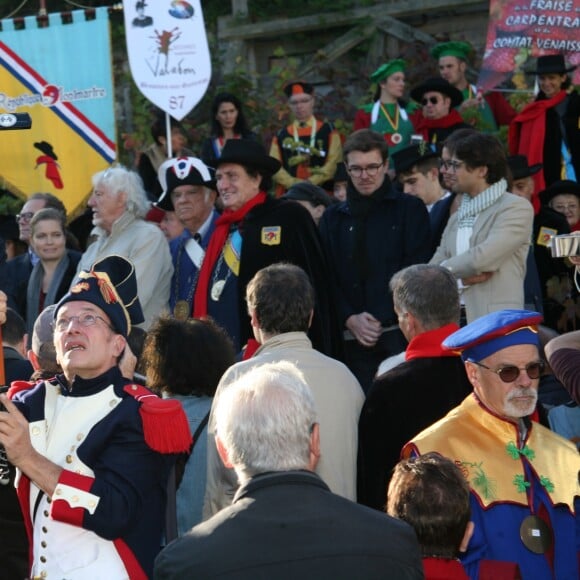 Sarah Biasini et Hugues Aufray avec le maire du 18e arrondissement Eric Lejoindre - Cérémonie du ban des vendanges du Clos-Montmartre à la Fête des Vendanges 2017 à Paris, le 14 octobre 2017 ©JLPPA/Bestimage