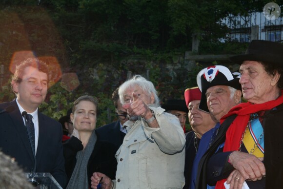 Sarah Biasini et Hugues Aufray - Cérémonie du ban des vendanges du Clos-Montmartre à la Fête des Vendanges 2017 à Paris, le 14 octobre 2017 ©JLPPA/Bestimage