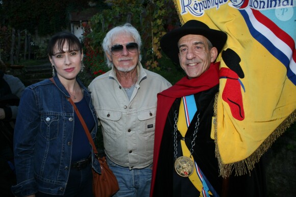 Hugues Aufray et sa compagne Muriel - Cérémonie du ban des vendanges du Clos-Montmartre à la Fête des Vendanges 2017 à Paris, le 14 octobre 2017 ©JLPPA/Bestimage