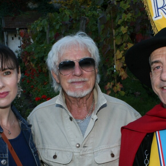 Hugues Aufray et sa compagne Muriel - Cérémonie du ban des vendanges du Clos-Montmartre à la Fête des Vendanges 2017 à Paris, le 14 octobre 2017 ©JLPPA/Bestimage