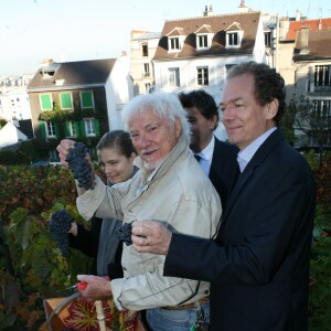 Sarah Biasini et Hugues Aufray avec Benoît Feytit - Cérémonie du ban des vendanges du Clos-Montmartre à la Fête des Vendanges 2017 à Paris, le 14 octobre 2017 ©JLPPA/Bestimage