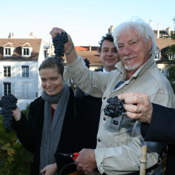 Sarah Biasini et Hugues Aufray avec Eric Lejoindre, maire du 18e arrondissement de Paris, et Benoît Feytit - Cérémonie du ban des vendanges du Clos-Montmartre à la Fête des Vendanges 2017 à Paris, le 14 octobre 2017 ©JLPPA/Bestimage