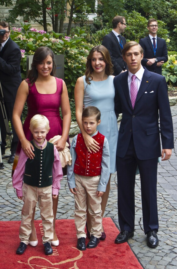 La princesse Tessy et le prince Louis de Luxembourg avec leurs fils Noah et Gabriel ainsi que la princesse Alexandra (à gauche) lors du mariage civil du prince Felix de Luxembourg et de Claire Lademacher le 17 septembre 2013 à Koenigstein im Taunus, en Allemagne.