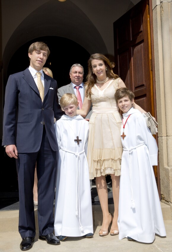 Le prince Louis et la princesse Tessy de Luxembourg avec leurs enfants Noah et Gabriel lors de la première communion de Noah le 28 mai 2016.