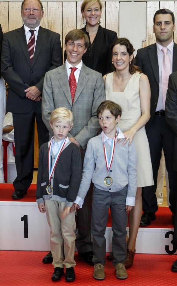 Le prince Louis et la princesse Tessy avec leurs enfants Noah et Gabriel en juin 2014 lors d'une compétition d'arts martiaux.