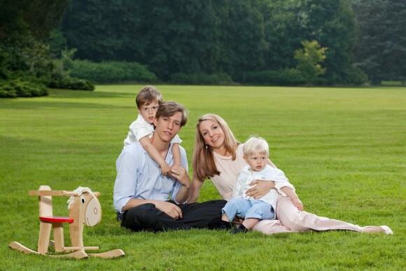 Le prince Louis et la princesse Tessy de Luxembourg avec leurs enfants Gabriel et Noah en octobre 2009 dans le parc du palais grand-ducal.