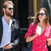 Paul Wesley et sa petite amie Phoebe Tonkin se promènent dans les rues de New York, le 9 juin 2016.