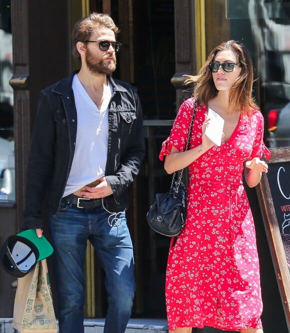 Paul Wesley et sa petite amie Phoebe Tonkin se promènent dans les rues de New York, le 9 juin 2016.
