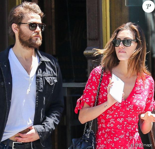 Paul Wesley Et Phoebe Tonkin Rien Ne Va Plus Pour Les Stars De Vampire Diaries Purepeople