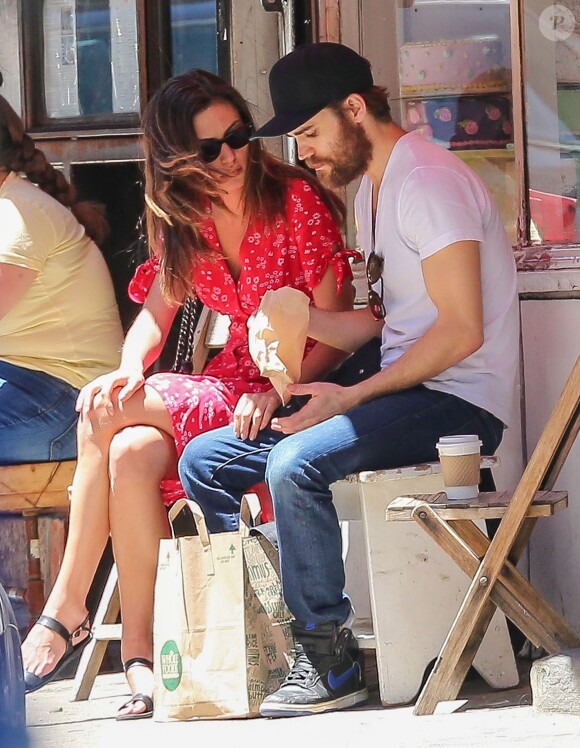 Paul Wesley et sa petite amie Phoebe Tonkin se promènent dans les rues de New York, le 9 juin 2016.