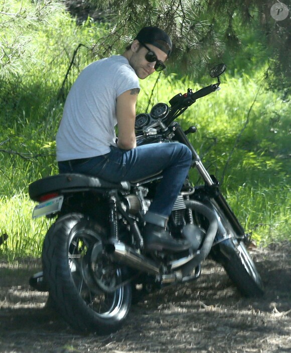 Exclusif - Paul Wesley (série 'Vampire Diaries') fait une pause en bord de route lors d'une balade en moto avec un ami à Beverly Hills, le 14 février 2017.