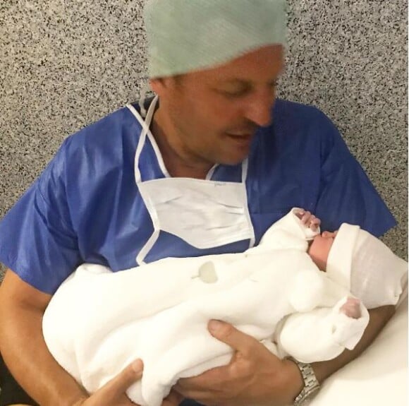 Jean-Roch pose avec son fils Rocky, né le 17 octobre 2017