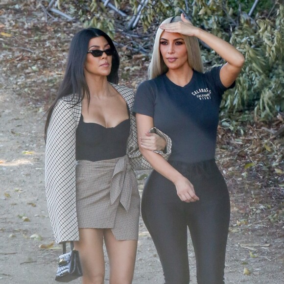 Kim et Kourtney Kardashian partent à la recherche d'un sapin de Noël à la "Christmas Ranch Tree Farm" de Thousand Oaks. Le 17 octobre 2017.