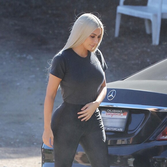 Kim et Kourtney Kardashian partent à la recherche d'un sapin de Noël à la "Christmas Ranch Tree Farm" de Thousand Oaks. Le 17 octobre 2017.