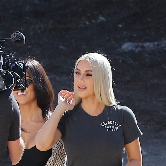 Kim et Kourtney Kardashian partent à la recherche d'un sapin de Noël à la "Christmas Ranch Tree Farm" de Thousand Oaks. Le 17 octobre 2017.