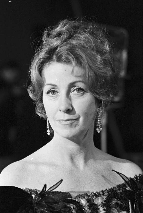 Archives - En France, à Paris, portrait de Danielle DARRIEUX en costume d'époque, sur le plateau de l'émission "Douce France". Le 6 novembre 1964 © Gérard Letellier via Bestimage