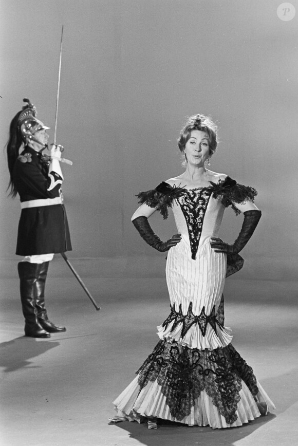 Archives - En France, à Paris, portrait de Danielle DARRIEUX en costume d'époque, sur le plateau de l'émission "Douce France". Le 6 novembre 1964 © Gérard Letellier via Bestimage