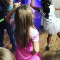 Carla Bruni-Sarkozy : Giulia danse avec ses copines pour son anniversaire !
