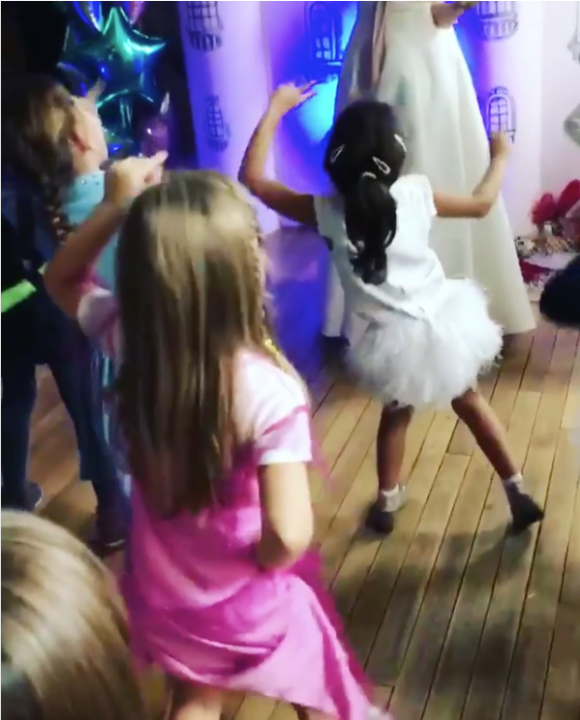 Giulia Sarkozy danse sur "Happy" de Pharrell Williams lors de son goûter d'anniversaire. La fille de Carla Bruni-Sarkozy et Nicolas a 6 ans ce 19 octobre 2017.