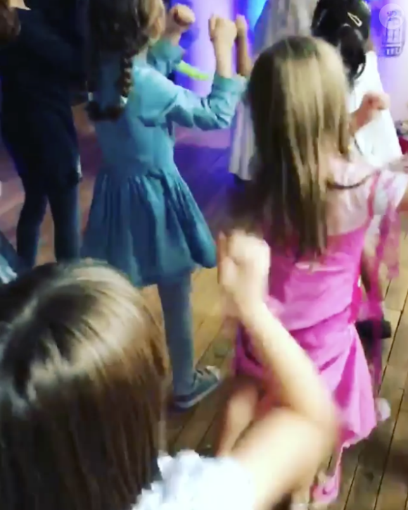 Giulia Sarkozy danse sur "Happy" de Pharrell Williams lors de son goûter d'anniversaire. La fille de Carla Bruni-Sarkozy et Nicolas a 6 ans ce 19 octobre 2017.