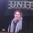 Shailene Woodley à la tribune lors du rassemblement anti-Trump "We Stand United" devant le Trump International Hotel &amp; Tower à New York, le 19 janvier 2017.