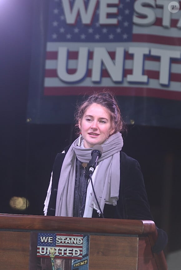Shailene Woodley à la tribune lors du rassemblement anti-Trump "We Stand United" devant le Trump International Hotel & Tower à New York, le 19 janvier 2017.