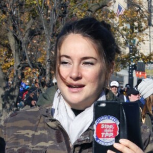 Shailene Woodley et Dave Matthews protestent contre le South Dakota Pipeline à Washington, le 27 novembre 2016