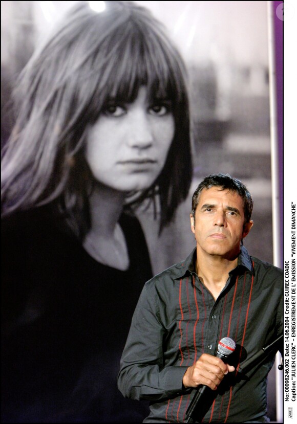 Julien Clerc dans Vivement Dimanche devant un portrait de Miou-Miou, en 2004.
