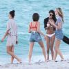 Les mannequins Shanina Shaik, Caroline Lowe, Olivia Culpo et Daniela Braga en tournage sur la plage de Miami, le 19 octobre 2017.
