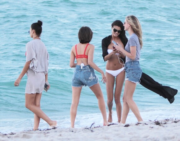 Les mannequins Shanina Shaik, Caroline Lowe, Olivia Culpo et Daniela Braga en tournage sur la plage de Miami, le 19 octobre 2017.