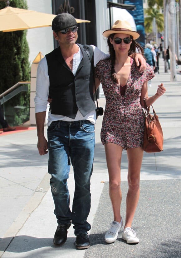 John Stamos se balade en amoureux avec sa compagne Caitlin McHugh dans les rues de Beverly Hills, le 28 avril 2017