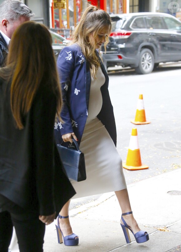 Jessica Alba, enceinte, arrive à un rendez-vous avec Mario Batali dans le bâtiment 92Y à New York le 25 octobre 2017.