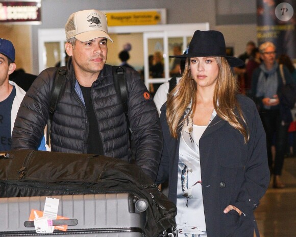 Jessica Alba enceinte et son mari Cash Warren arrivent à l'aéroport de New York, le 23 octobre 2017.