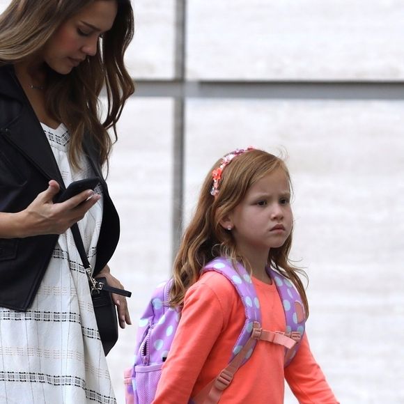 Jessica Alba enceinte arrive à l'hôpital aux urgences avec sa fille Haven à Los Angeles, le 14 octobre 2017.