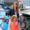 Jessica Alba enceinte fait du shopping avec sa fille Haven à Beverly Hills, le 14 octobre 2017 © CPA/Bestimage.