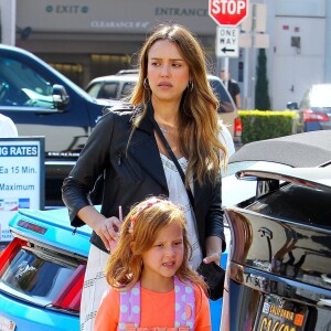 Jessica Alba enceinte fait du shopping avec sa fille Haven à Beverly Hills, le 14 octobre 2017 © CPA/Bestimage.