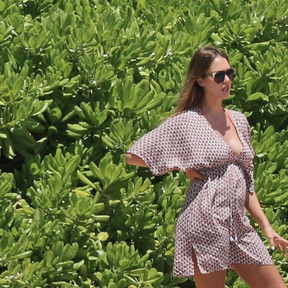 Exclusif - Jessica Alba, enceinte, en vacances avec son mari Cash Warren et leurs enfants Honor et Haven à Lahaina. Hawaï, le 17 juillet 2017.