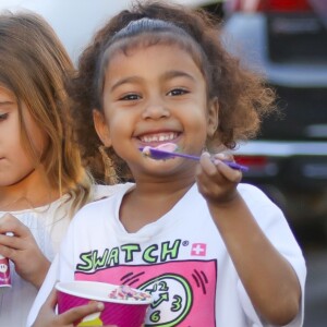 Exclusif - Scott Disick est allé déjeuner avec North West, Penelope Disick et mason Disick au restaurant King's Fish à Calabasas. La petite famille est ensuite allée chez Menchie's pour déguster des glaces. La petite North, très polie, propose un peu de glace à un photographe! Le 23 octobre 2017