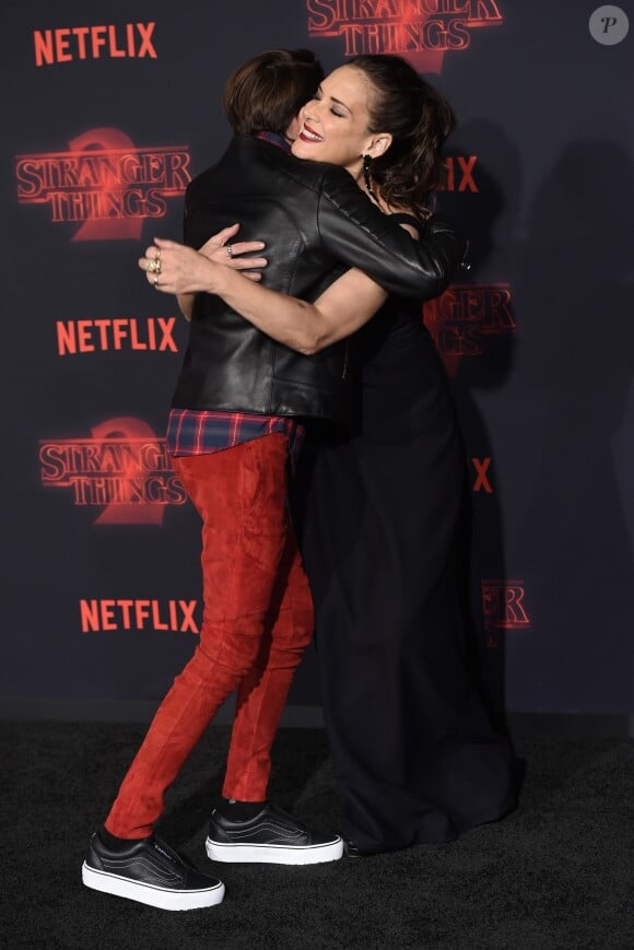 Winona Ryder et Noah Schnapp à la première de "Stranger Things 2" au Westwood Theater à Los Angeles, le 26 octobre 2017. © Chris Delmas/Bestimage