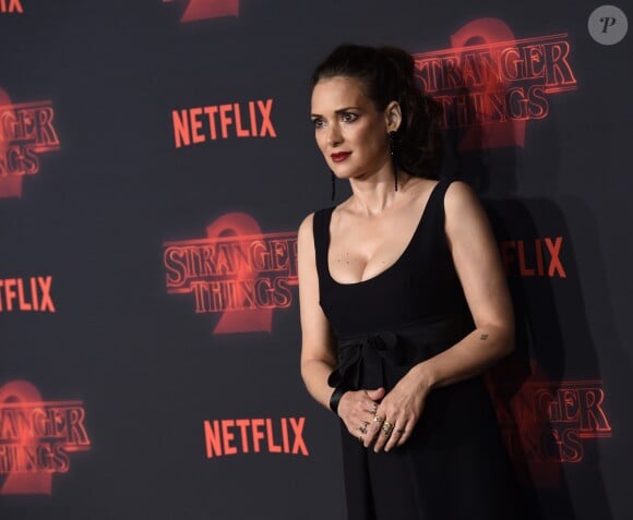 Winona Ryder à la première de "Stranger Things 2" au Westwood Theater à Los Angeles, le 26 octobre 2017. © Chris Delmas/Bestimage