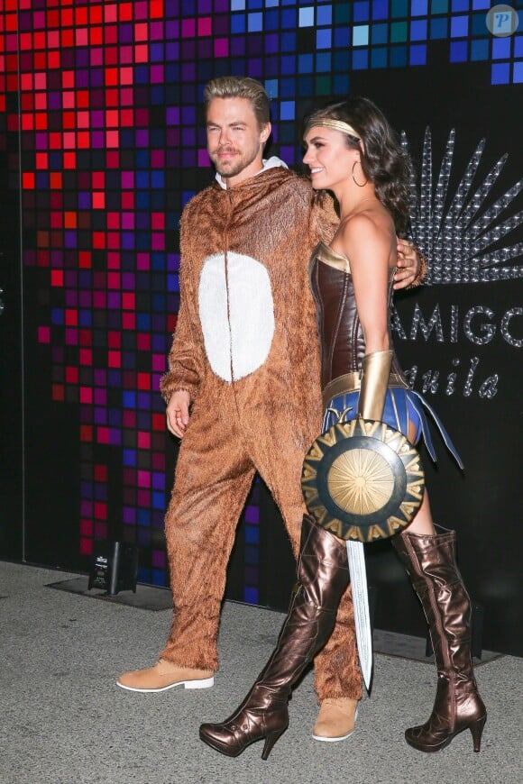 Derek Hough et sa compagne Hayley Erbert arrivent à la soirée Casamigos Tequila pour Halloween à Los Angeles, le 27 octobre 2017
