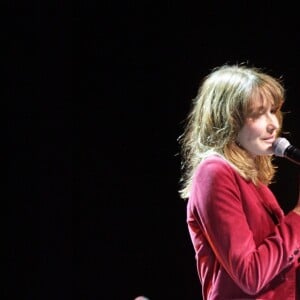 Carla Bruni-Sarkozy pendant son concert "French Touch" au théâtre Pallas à Athènes, Grèce, le 23 octobre 2017.