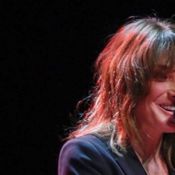 Carla Bruni-Sarkozy pendant son concert "French Touch" au théâtre Pallas à Athènes, Grèce, le 23 octobre 2017.