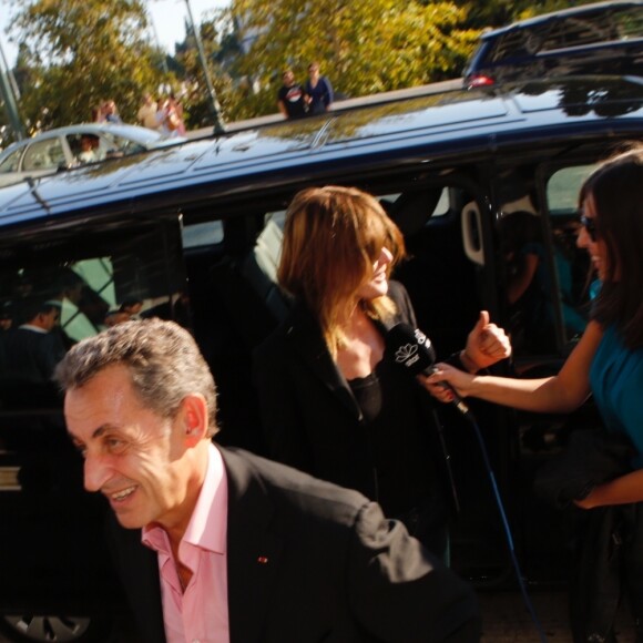 Carla Bruni et Nicolas Sarkozy arrivent à leur hôtel à Athènes en Grèce le 22 octobre 2017. Carla Bruni sera en concert les 23 et 24 octobre 2017 au théâtre Pallas dans le cadre de sa tournée "French Touch".