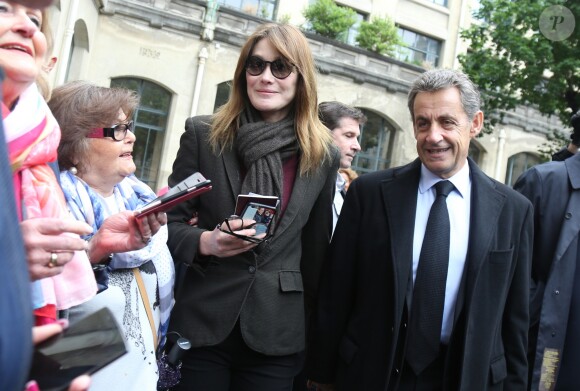- L'ancien président Nicolas Sarkozy et sa femme Carla Bruni-Sarkozy votent pour le second tour des élections présidentielles au lycée La Fontaine à Paris le 7 mai 2017.