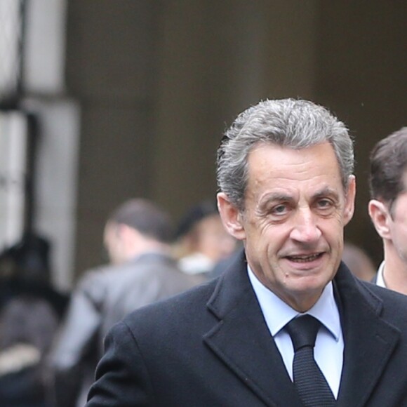 - L'ancien président Nicolas Sarkozy et sa femme Carla Bruni-Sarkozy votent pour le second tour des élections présidentielles au lycée La Fontaine à Paris le 7 mai 2017.