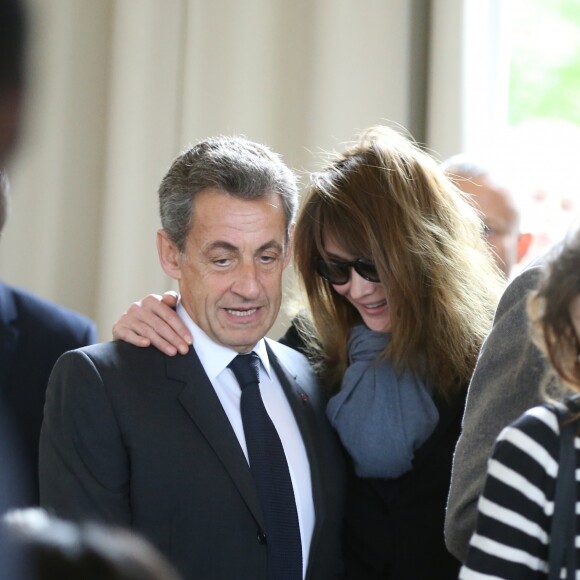 L'ancien président Nicolas Sarkozy et sa femme Carla Bruni-Sarkozy votent pour le premier tour des élections présidentielles au lycée La Fontaine à Paris le 23 avril 2017.